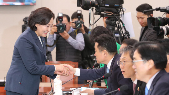 잘 부탁합니다박영선 후보자가 27일 국회 산업통상자원중소벤처기업위원회에서 열린 인사청문회에서 의원들에게 인사하고 있다.  연합뉴스